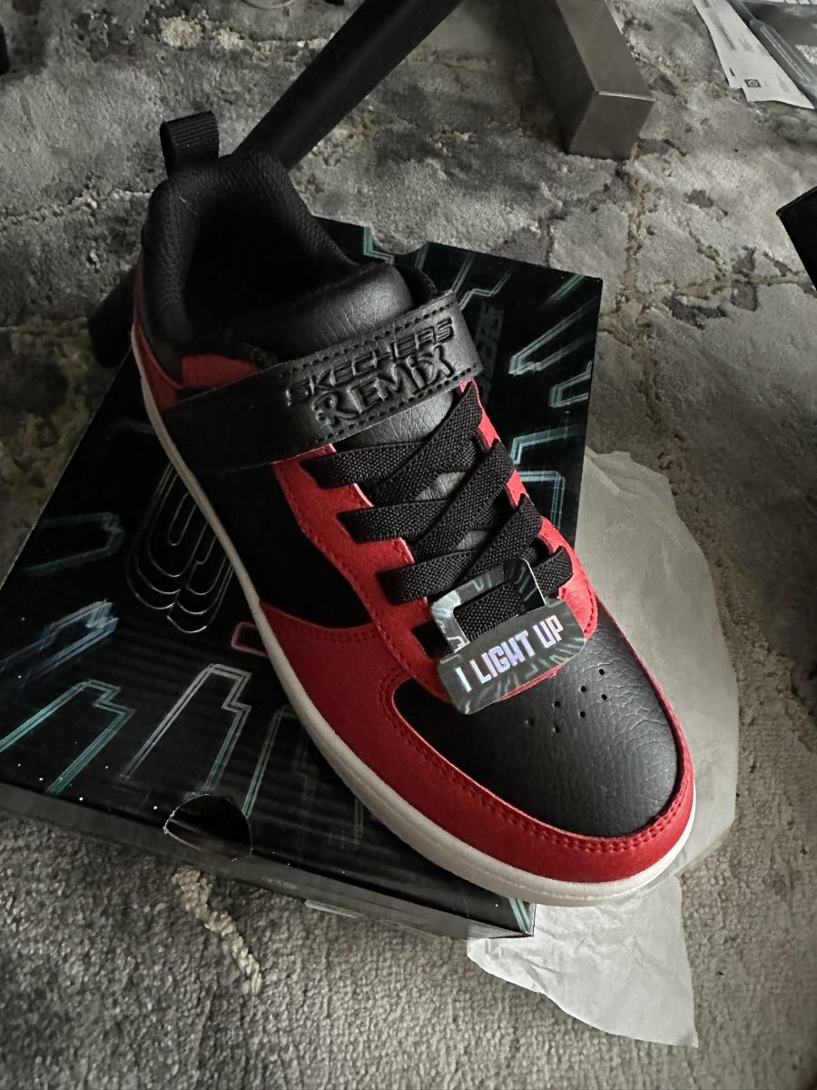 Skechers Scarpe da uomo: Skechers Sneaker Gr. 34 mit LED, neu – Nuovo e nell'imballaggio originale da Niederuzwil venduto da Ib-top 4