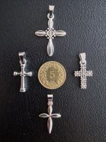 4 croix argentées, + trèfle à 4 feuilles