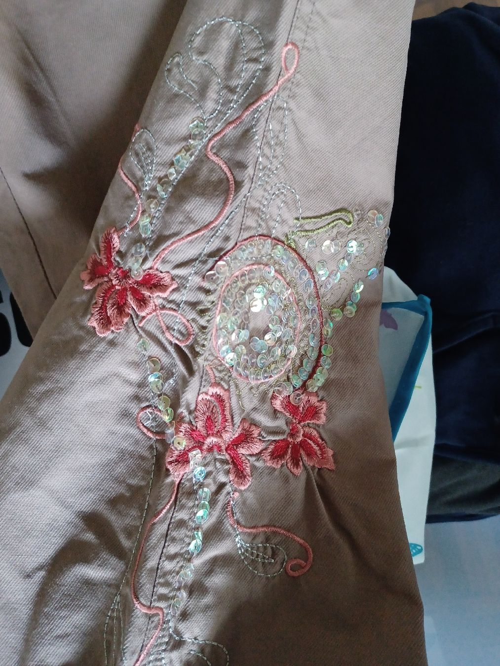 Pantaloni: Caprihose, Braun Gr 50, mit Blumenmuster – Usato da Boswil venduto da Joli2222 2