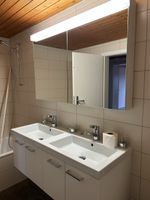 Doppelwaschtisch mit Spiegelschrank und Beleuchtung Badezimm