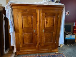 Kirschbaumschrank