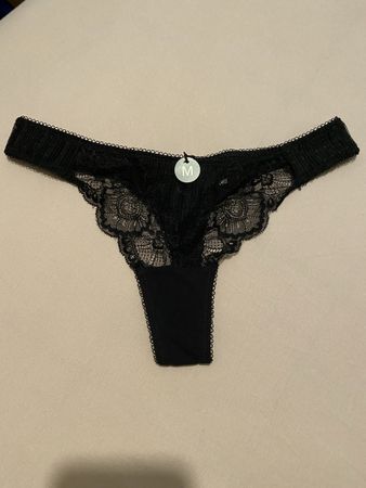 Schwarzer String Tanga mit Spitze, Grösse M, neuwertig