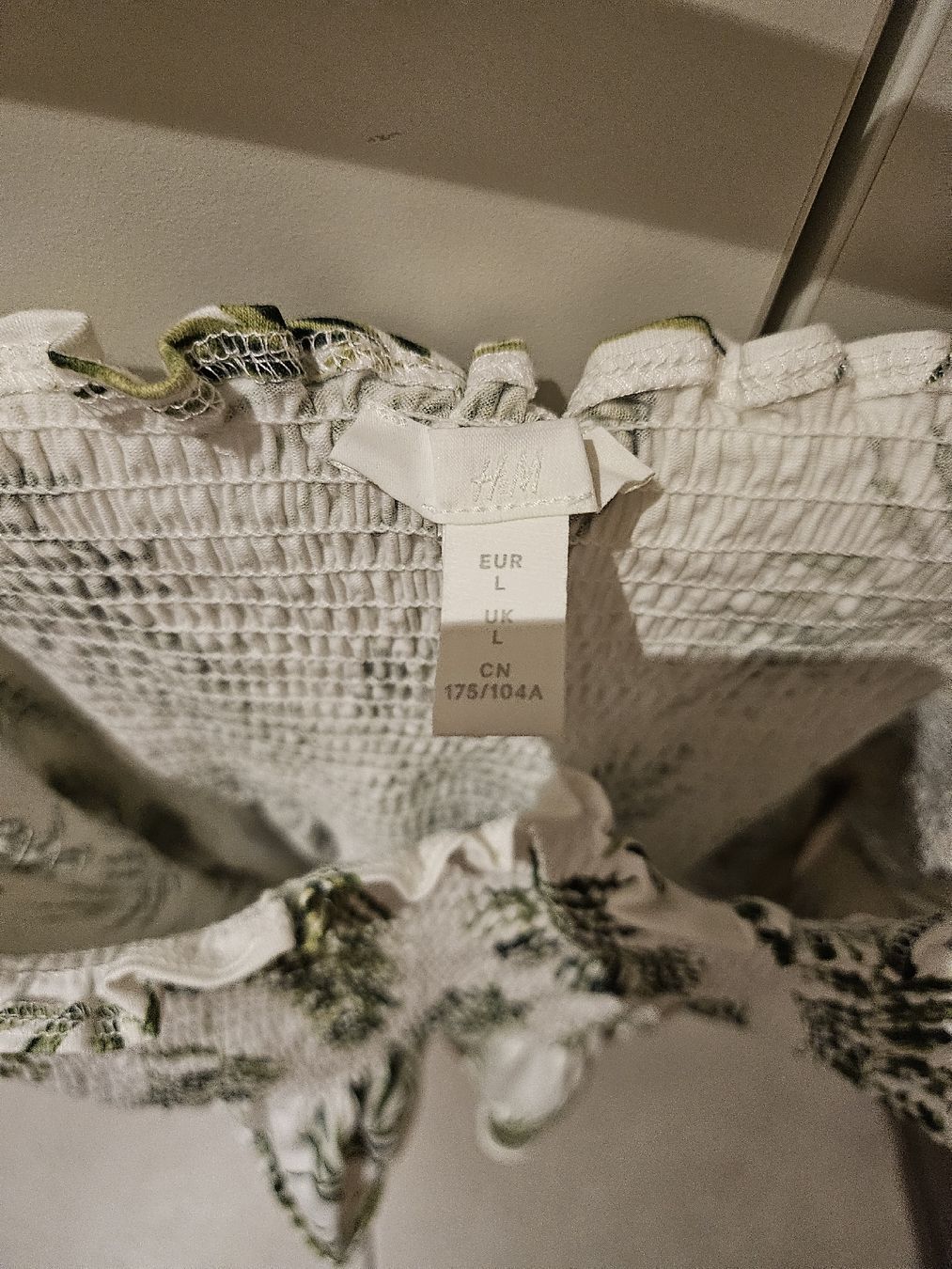 H&M Tops: Top blanc feuilles – Neu und originalverpackt aus La Tour-de-Peilz von mar_2r26 1