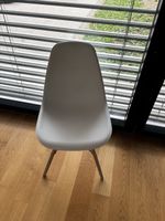 Stuhl aus Holz und Kunststoff, sehr bequem und modern!