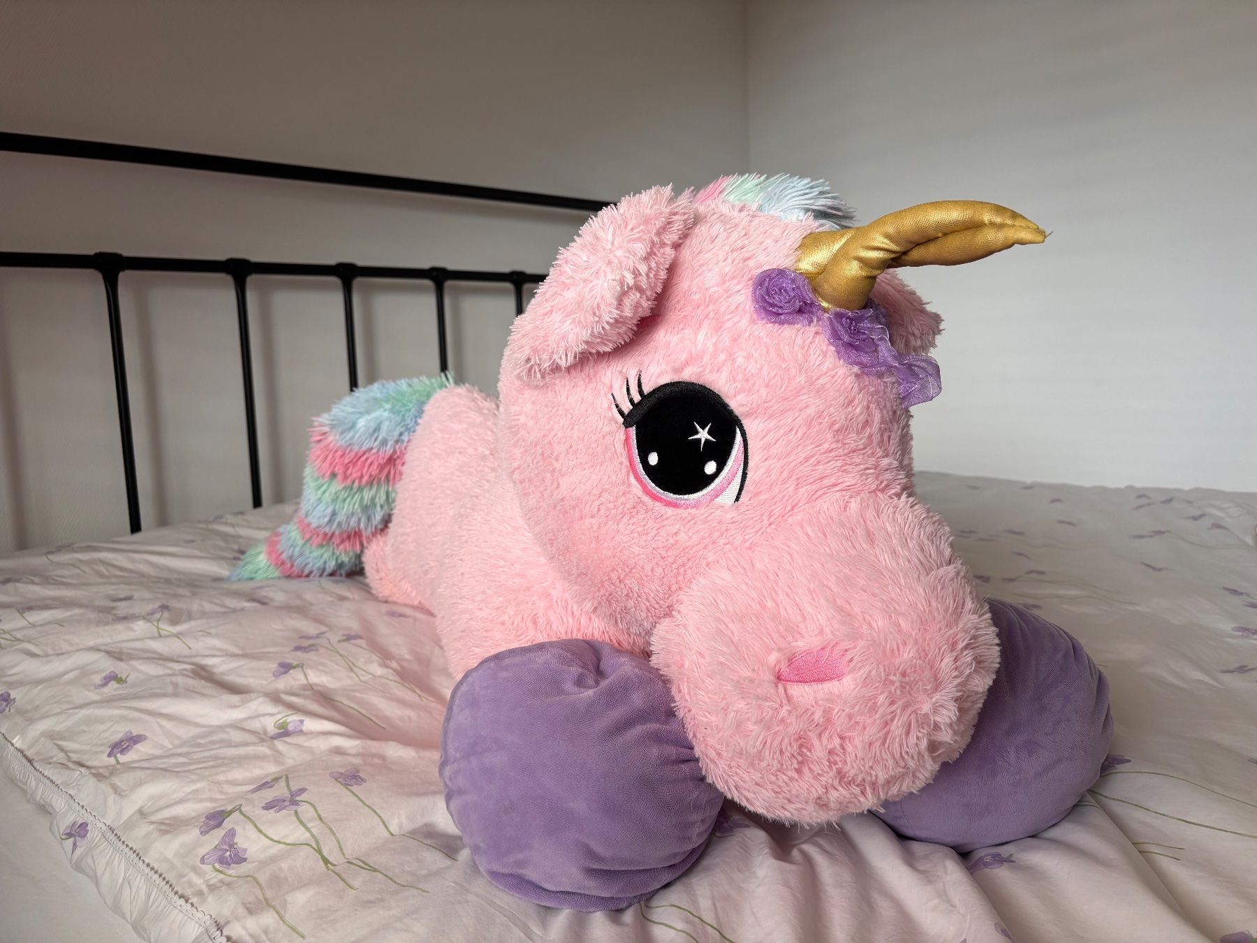 Giocattoli: Peluche licorne rose avec corne dorée et queue rayée – Usato da Veyrier venduto da MargaritaR