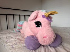 Peluche licorne rose avec corne dorée et queue rayée