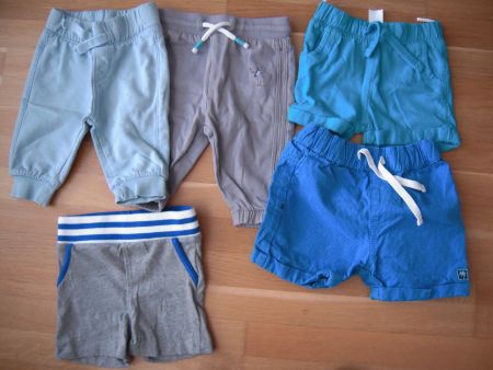 2 Trainerhosen und 3 Shorts (Gr 62 /68)