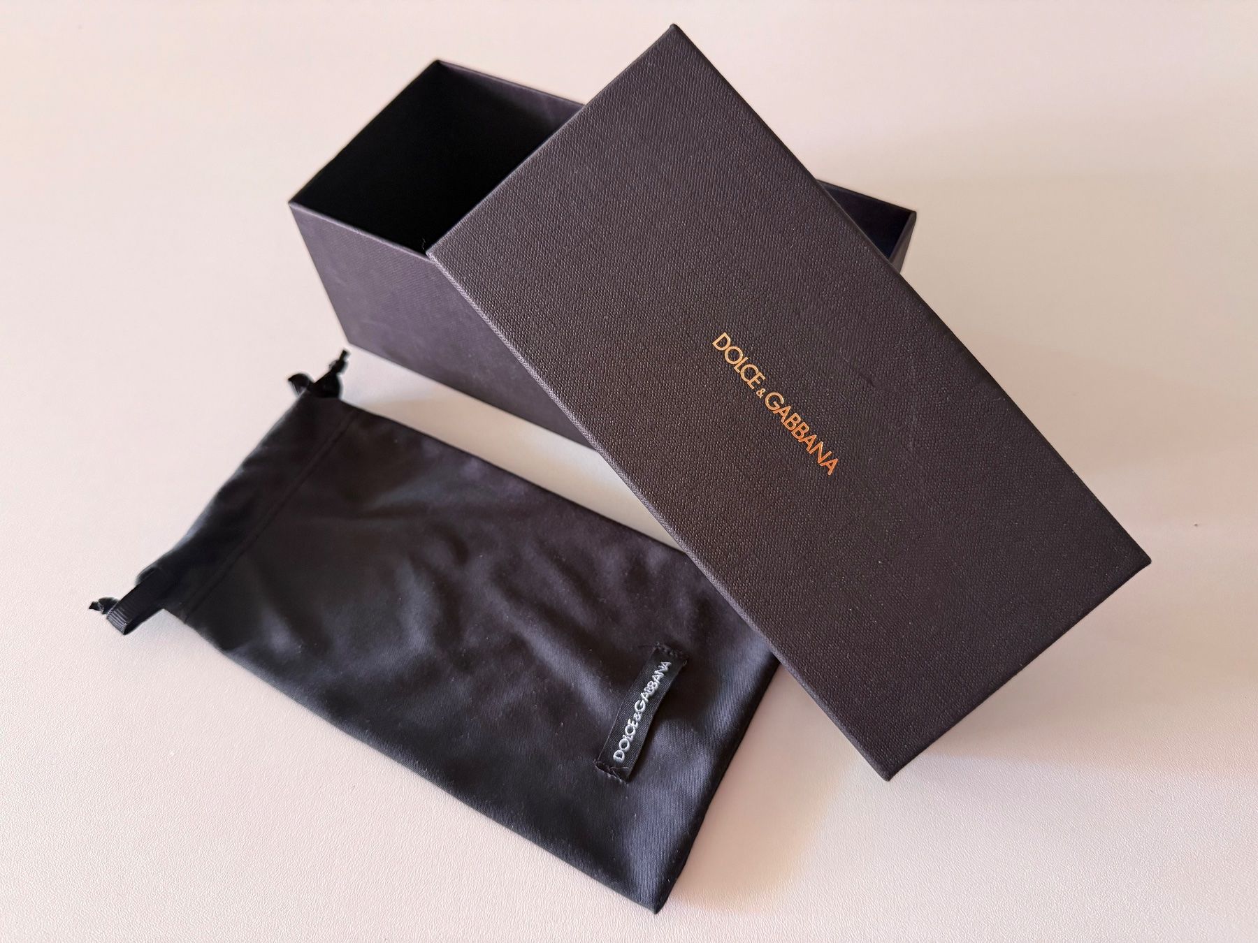 Dolce & Gabbana Occhiali & Lenti: DOLCE & GABBANA Microfiber sleeve for glasses, with box – Usato da Mont-sur-Lausanne venduto da vmi_ym5l