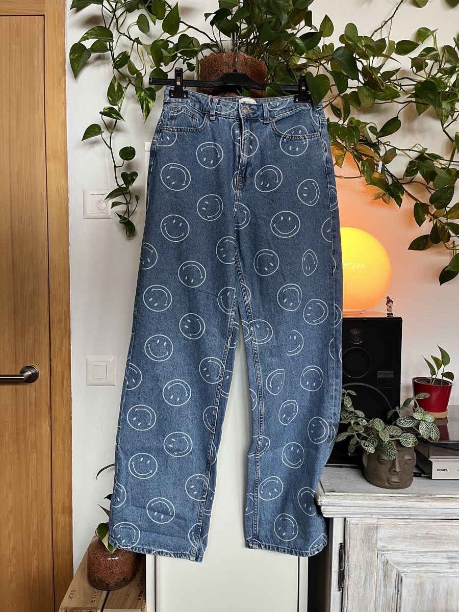 H&M Jeans: Smiley x H&M Jeans blau Gr. 36 – Usato da Samedan venduto da K7kgh 1
