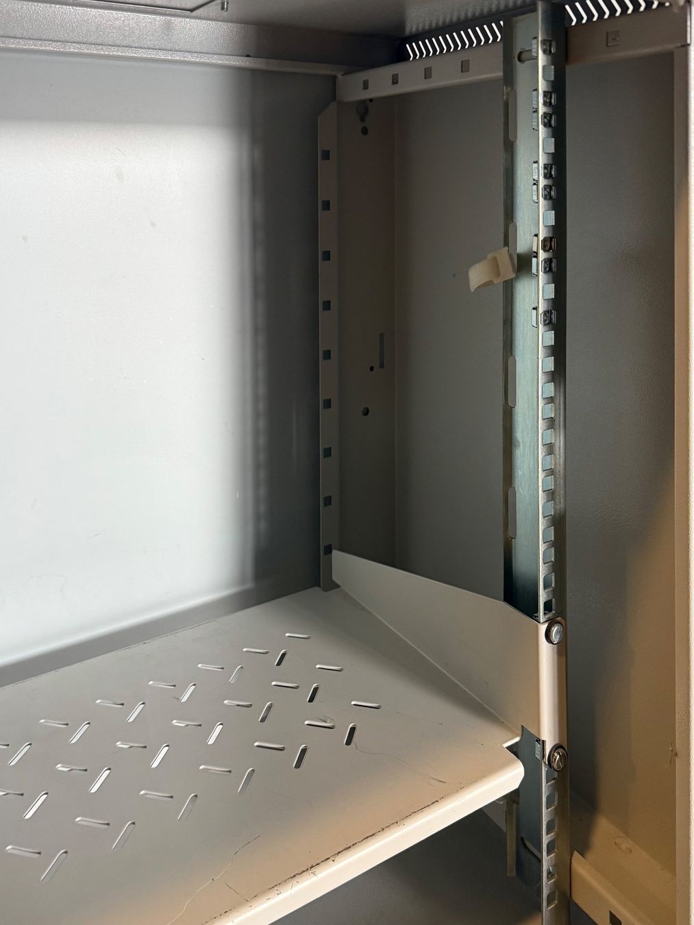 Racks & Cavalletti: Kleiner Serverschrank, gebraucht – Usato da Zürich venduto da pejole 2