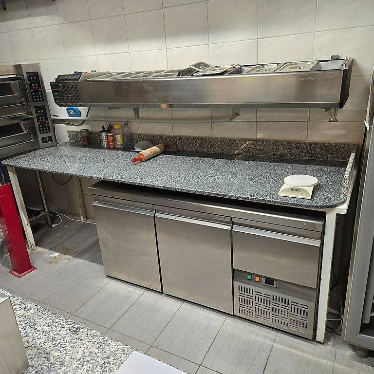 Tavoli: Tisch Metallbeine mit Granitabdeckung 243 cm – Usato da Wolhusen venduto da Gastrorampe