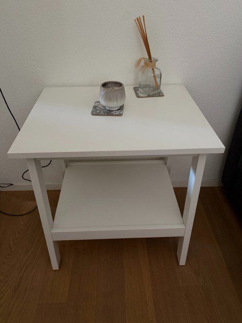 Ikea Tables: Weißer Ikea-Beistelltisch – D'occasion à Schleinikon par mos_wn6y