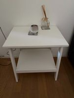 Weißer Ikea-Beistelltisch