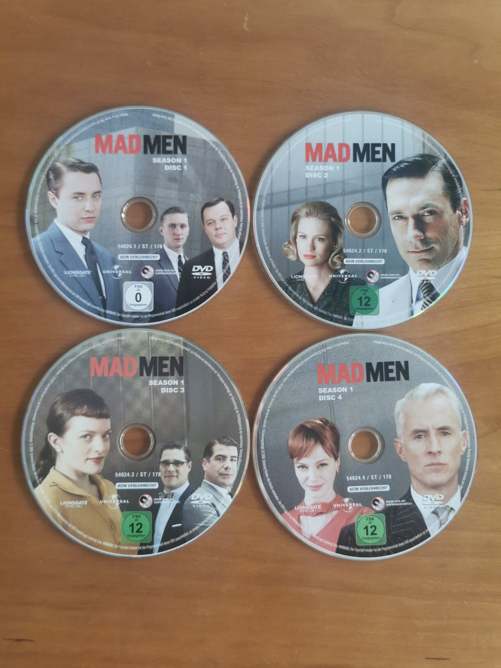 Tutti i DVDs: Serie Mad Men Staffel 1,2 DE. Staffel 3,4 Code 2. DVDs – Usato da Birmensdorf ZH venduto da christoph06 2