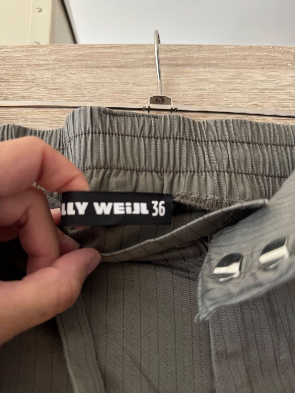 Tally Weijl Pantaloni: Pantalon cargo kaki – Usato da Montreux venduto da Izapechee 3