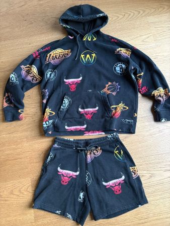 Hoodie und Shorts Marke Hollister mit Basketball Logos NBA
