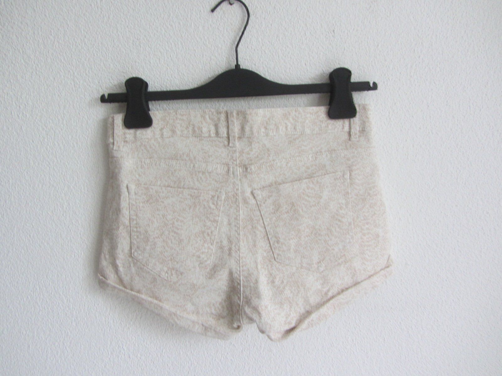 H&M Jeans: Jeansshorts weiss-hellbraun gemustert 34 – Gebraucht aus Zürich von Diazaio 2
