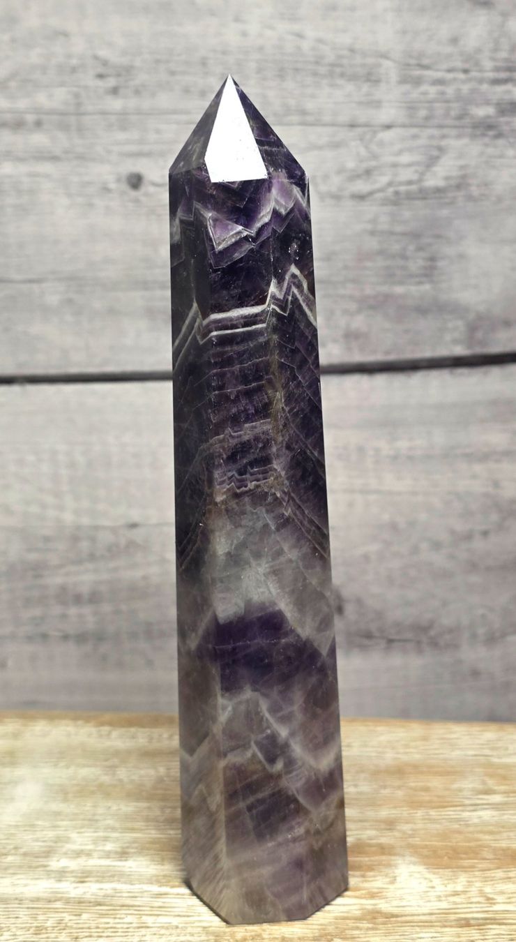 Minerali & Pietre curative: Chevron Amethyst Obelisk F 330g – Nuovo e nell'imballaggio originale da Matzingen venduto da Shay_Crystalz 1