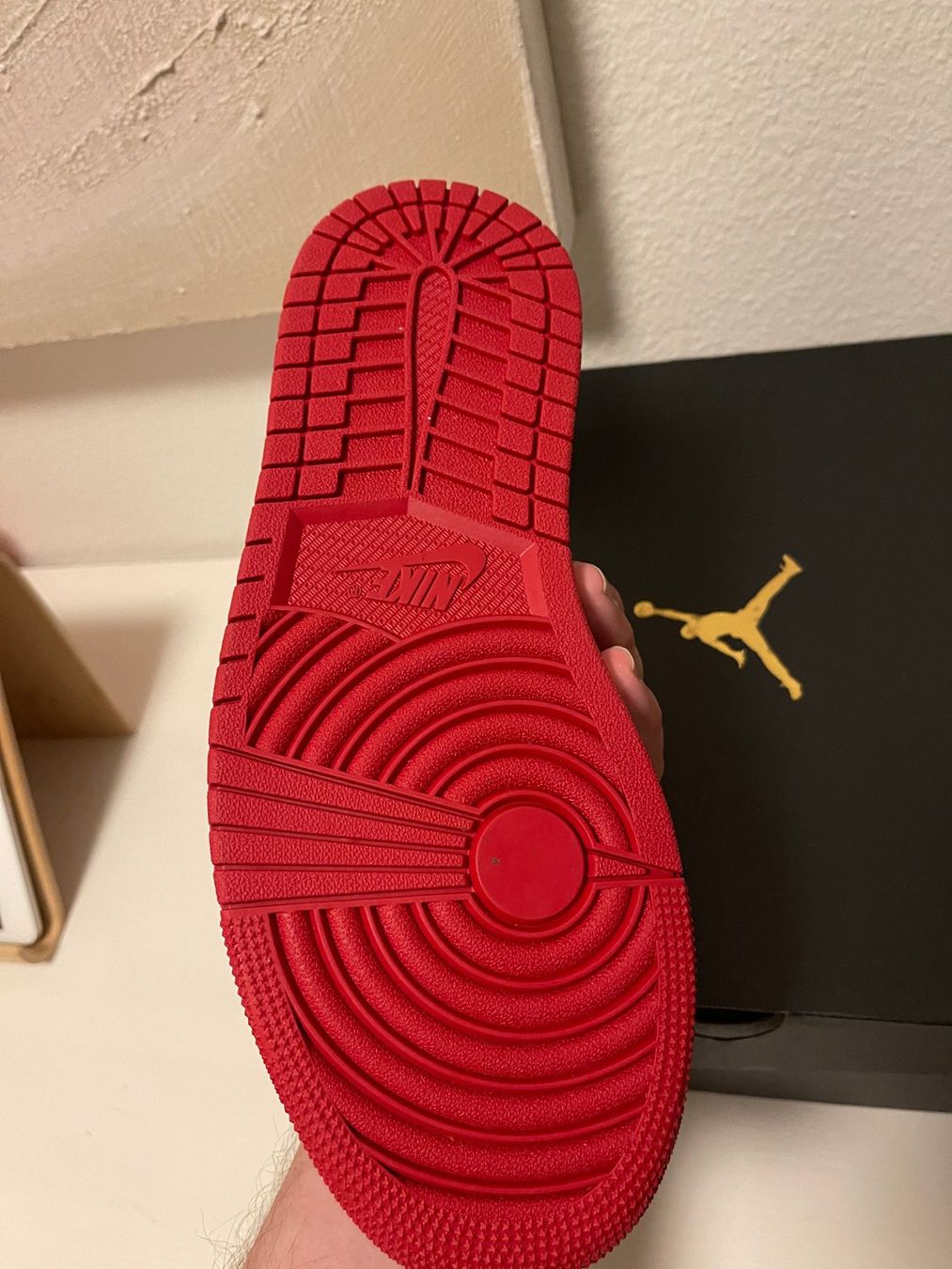 Jordan Scarpe da uomo: Jordan 1 Mid " Bred " Eu 41 – Nuovo e nell'imballaggio originale da Luzern venduto da blumentopf783 1