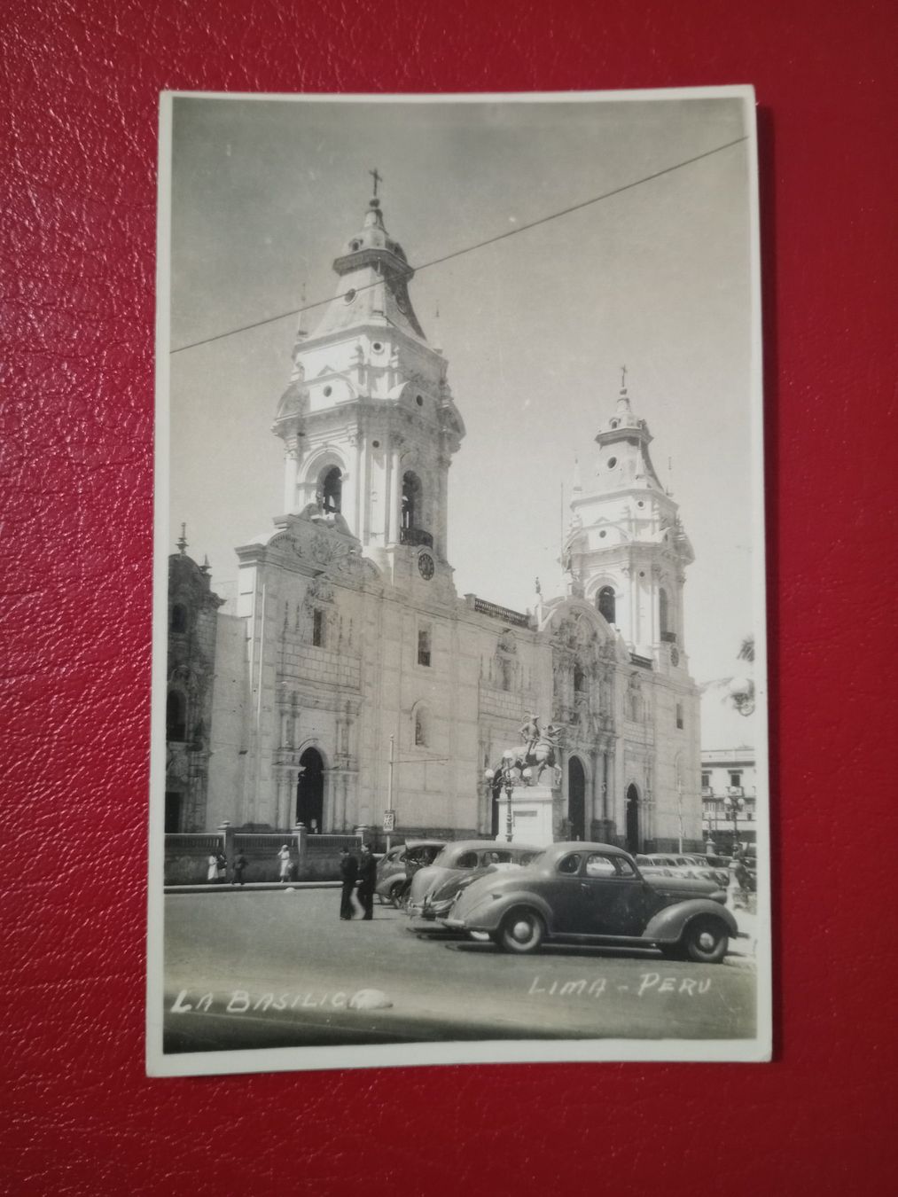Cartoline postali: AK Peru Lima Auto Oldtimer Basilika s/w Karte – Usato da Küttigen venduto da Melisch1000