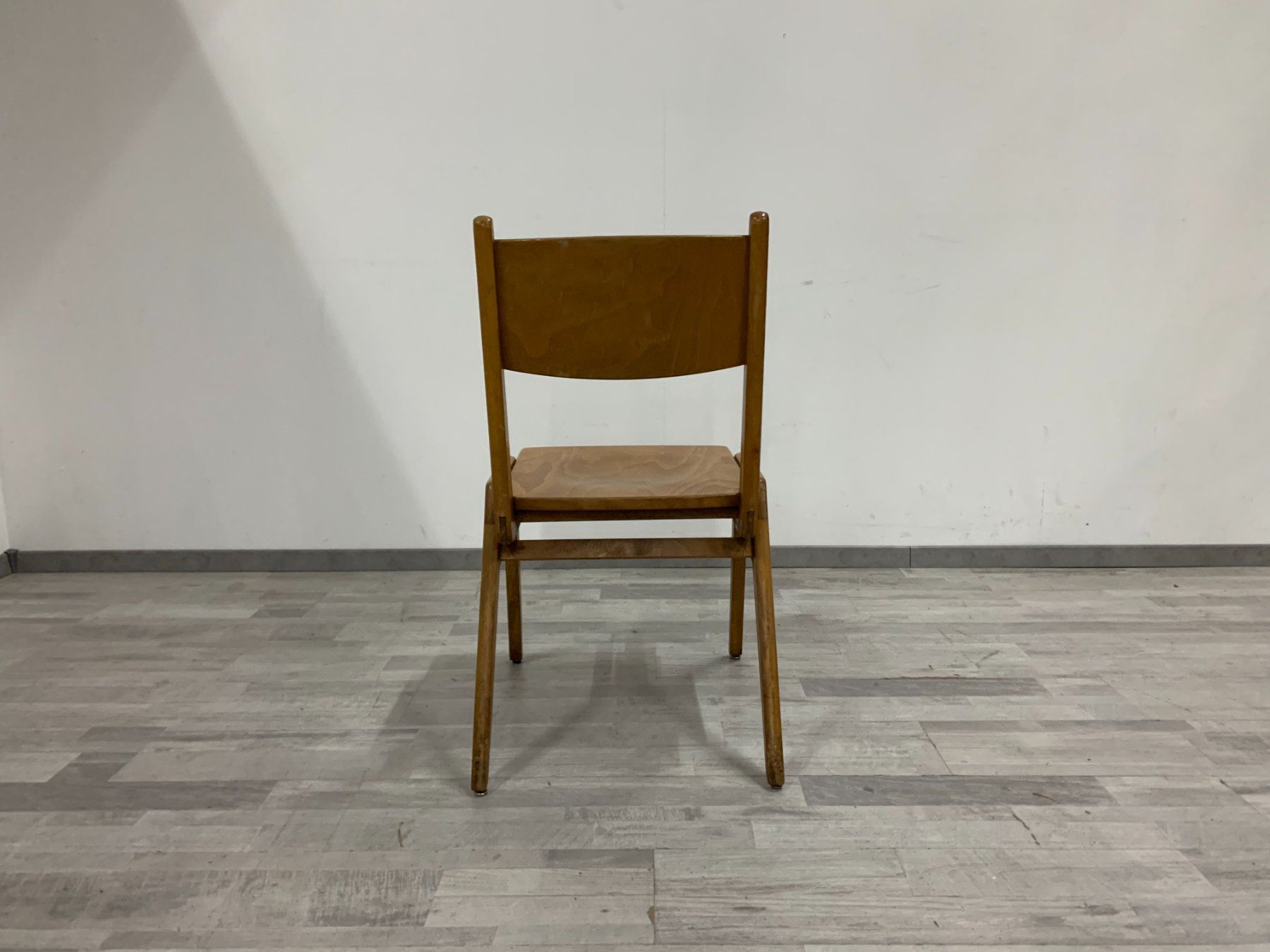 Sedie: Vintage Stapelstühle aus Holz – Usato da Zürich venduto da ZuercherBrockenhaus 5