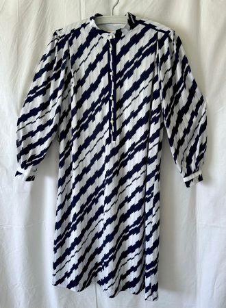 Weisses Kleid mit dunkelblauen grafischem Muster