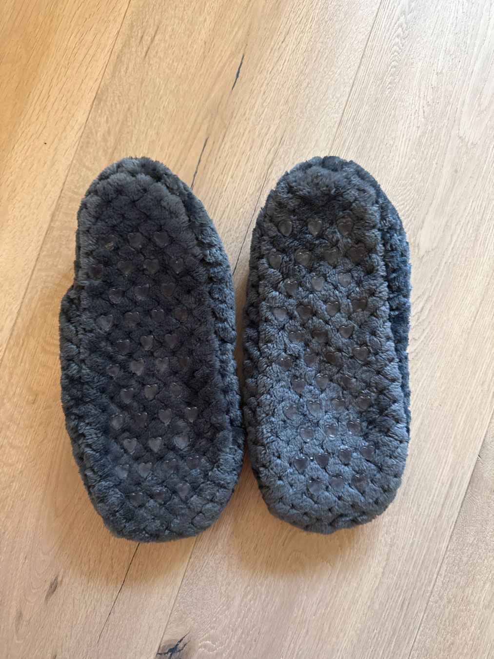 Scarpe da donna: Schwarze Plüschhausschuhe mit Herzen – Nuovo (secondo la descrizione) da Fällanden venduto da ala_k7vk 1