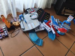 Spielzeugautos, Kran und Parkhaus mit Zubehör