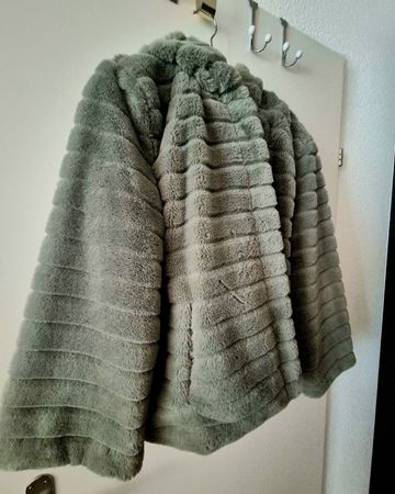 Teddy Jacke, flauschig, mit Kapuze von monari, Grösse S/M