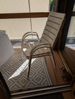 2 GARTENSTÜHLE UND 1 GARTENTISCH
