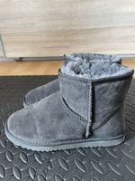 Bottes fourrées grises taille 40 bon en cuir doublure en pea