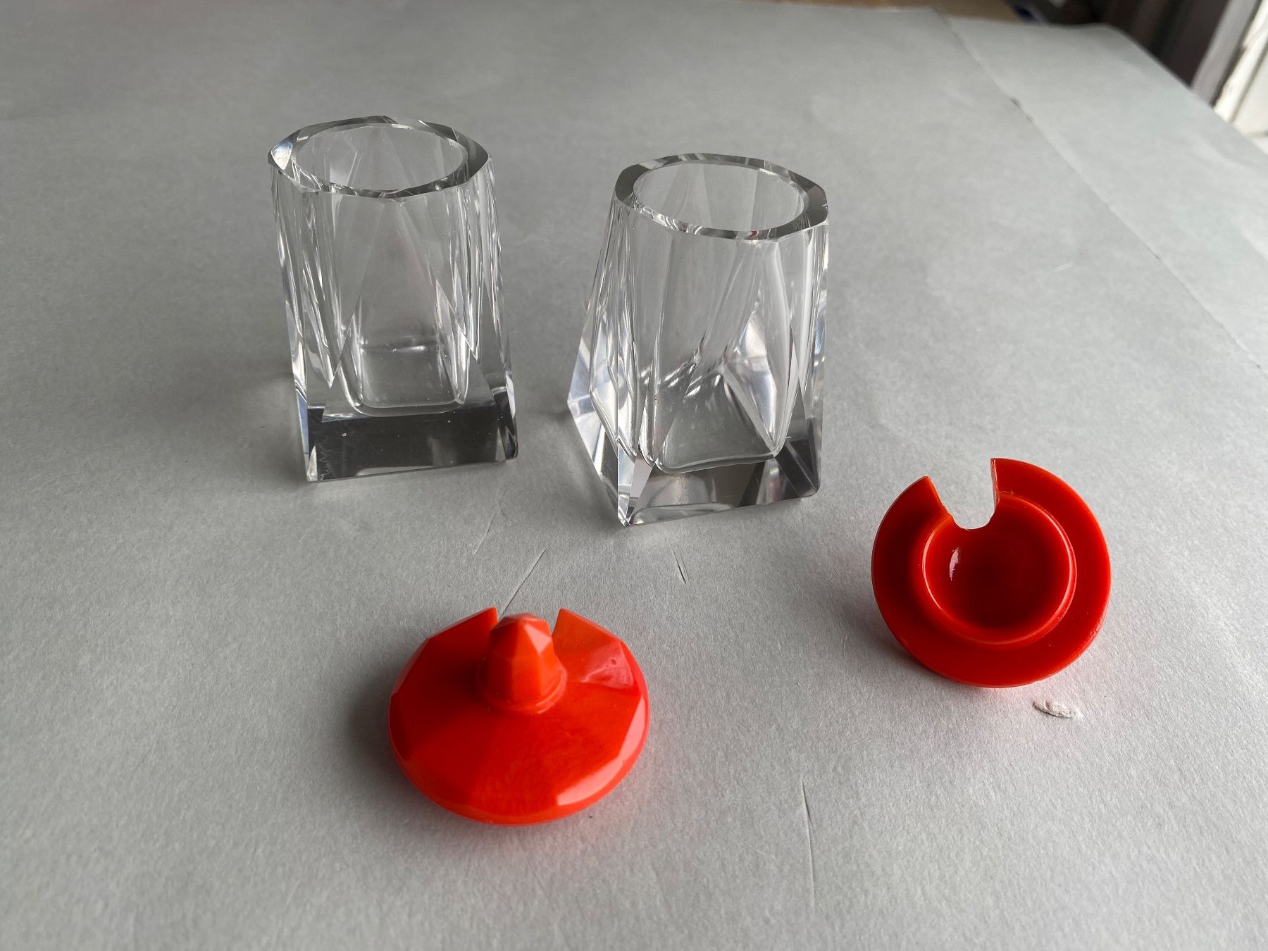 Flacons: Zwei ART DECO Salt & Pepper Flacons mit Bakelit Deckel – Gebraucht aus Zürich von lesgarcons 4