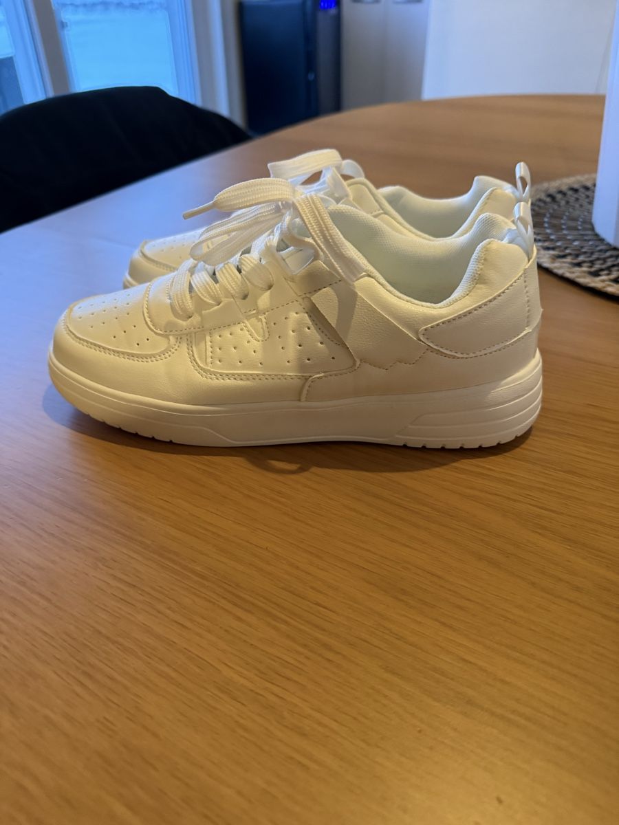 Scarpe da donna: Baskets blanches - neuves! – Nuovo e nell'imballaggio originale da Villars-le-Terroir venduto da ale_c79d 1