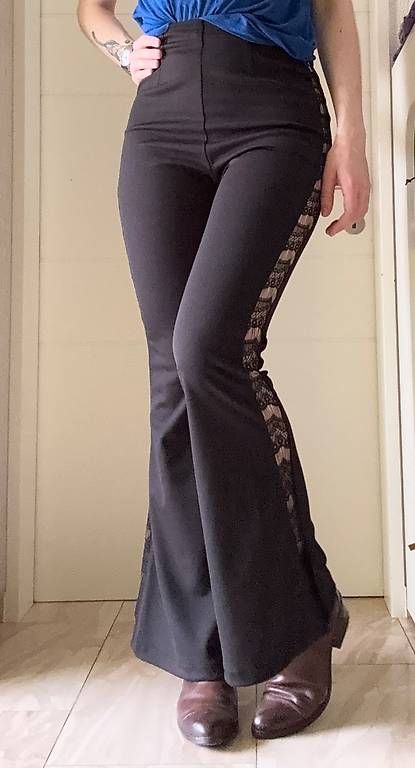 Pantaloni: Schwarze Schlaghose mit Spitze – Usato da Allschwil venduto da puc_x5z7