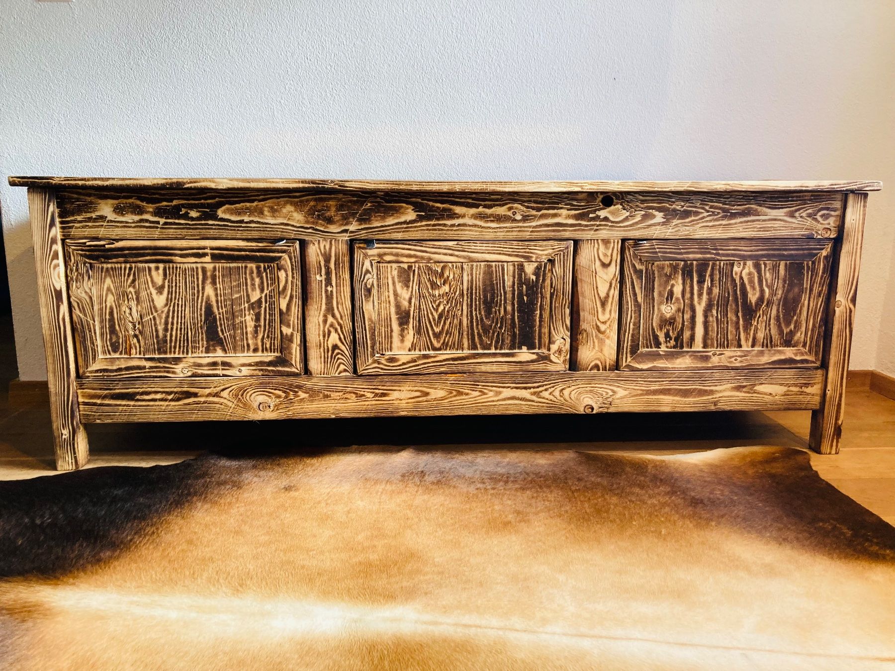 Cassettiere: Schönes Sideboard aus Fichte geflammt – Nuovo (secondo la descrizione) da Domat/Ems venduto da Stein_und_Holzbruch