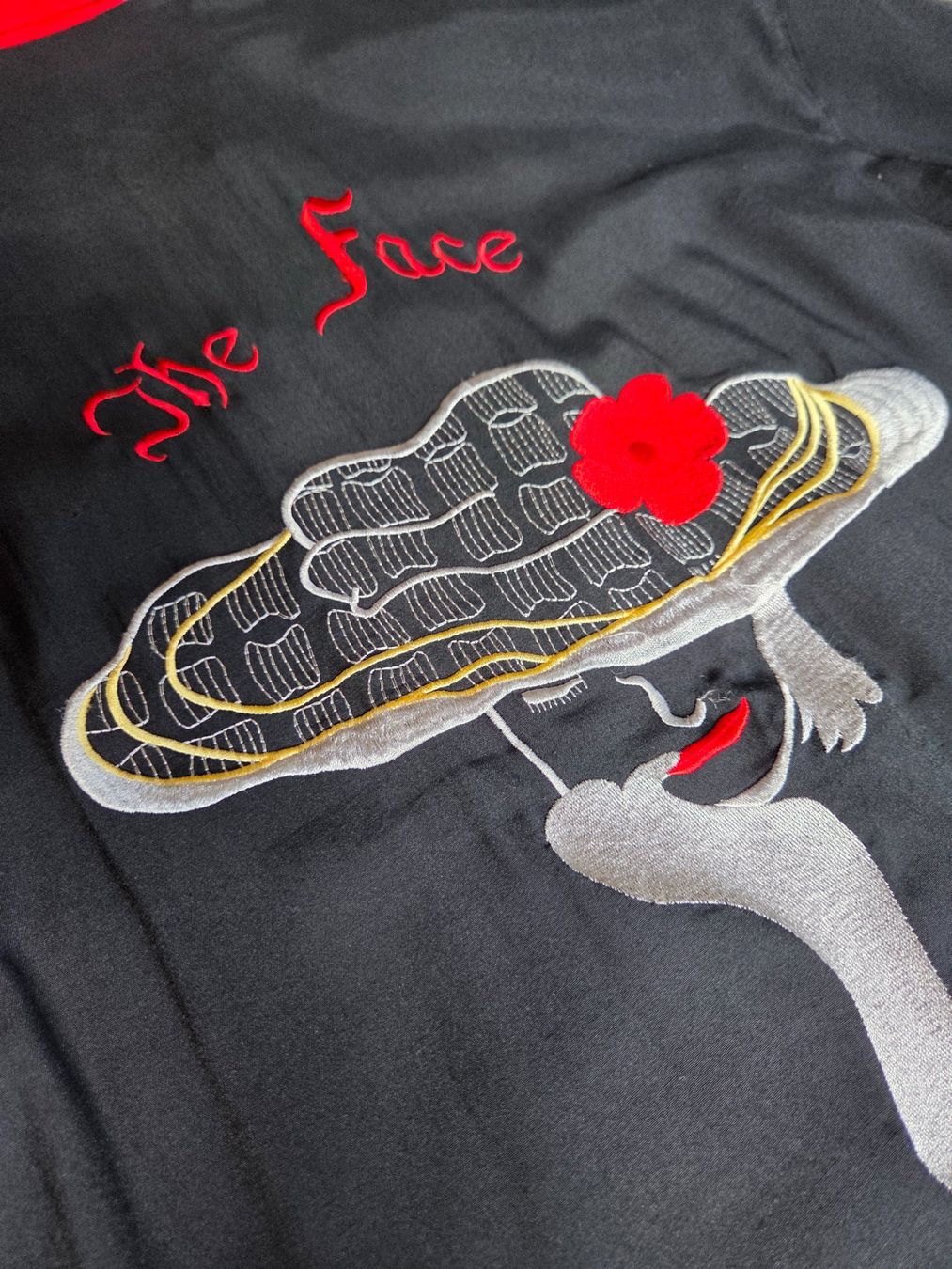 Camicette: 90er Bluse The Face schwarz rot 42 – Usato da Bern venduto da -Aniko- 3