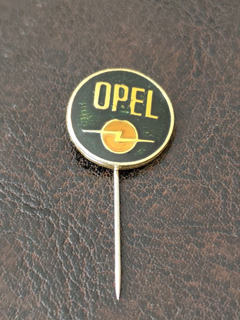 Spille & Fermagli: Ancienne broche Opel / marque de voiture – Usato da Moléson-s-Gruyères venduto da Greg2707