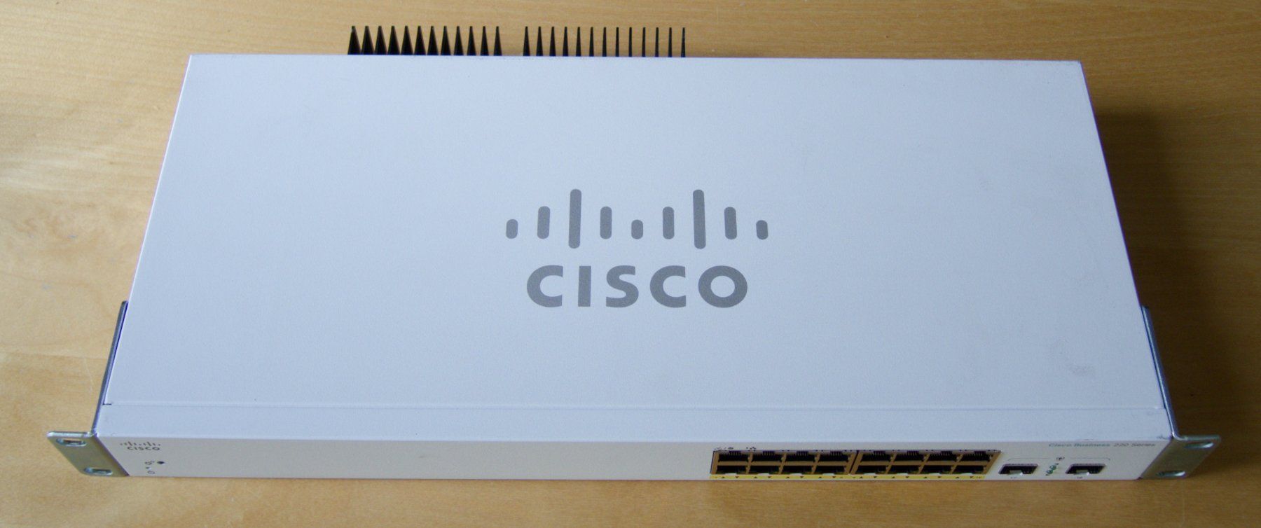 Cisco Hub & Switch: Cisco PoE+ Switch Cisco CBS220-16P-2G – Usato da Basel venduto da Degeb