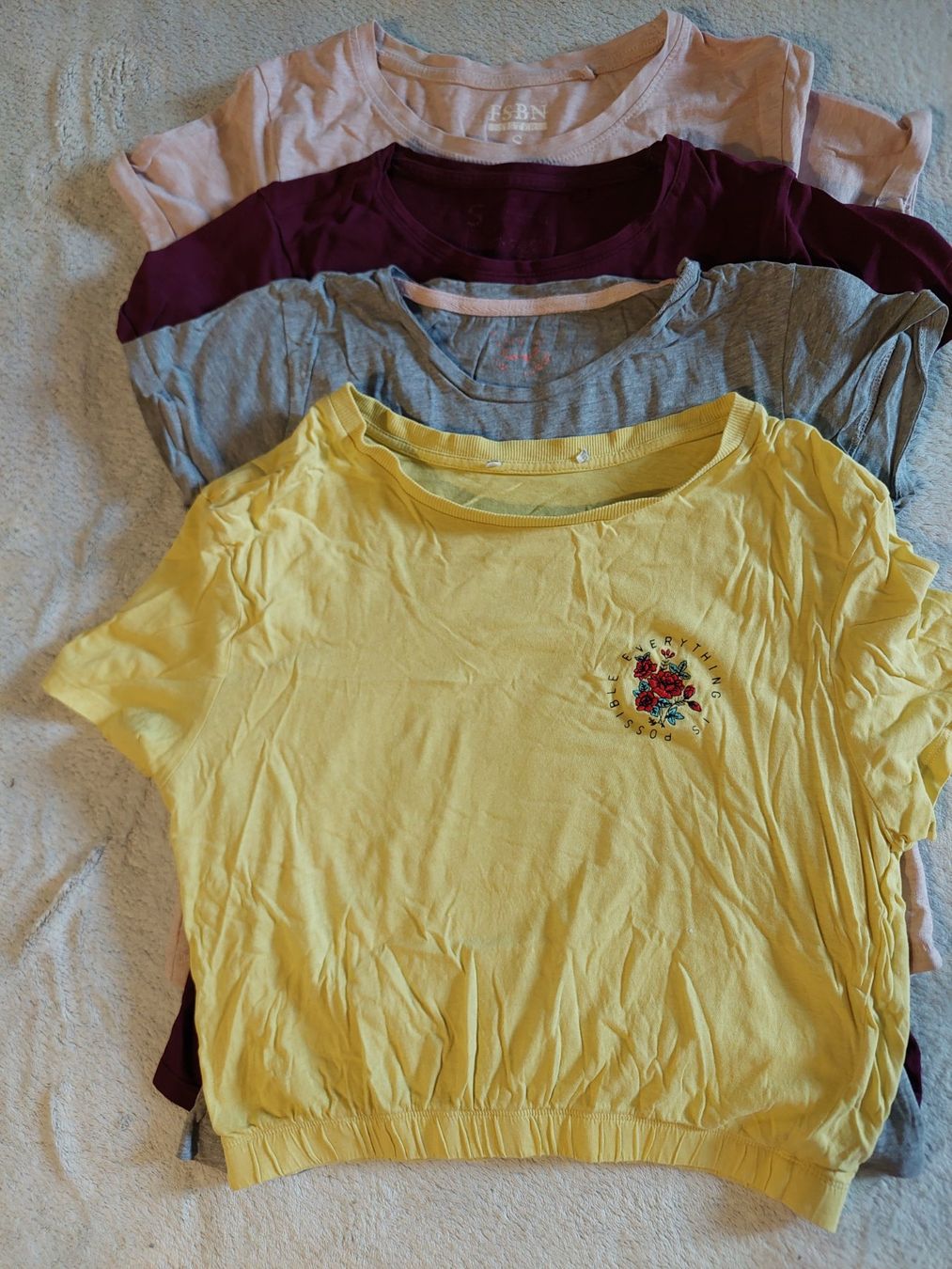 Lots de vêtements: 4 Damen T-Shirts – D'occasion à Bauma par selunchen