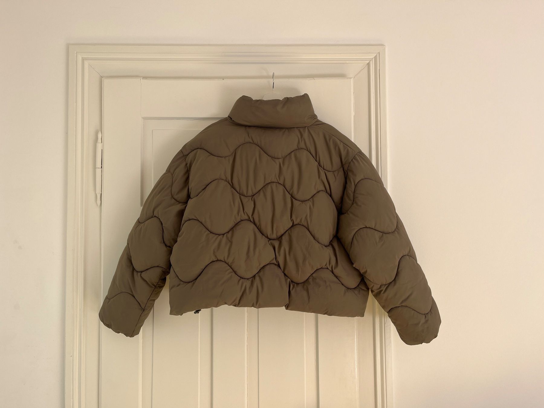 Weekday Giacche: Weekday Bright Puffer Jacke taupe Gr. L – Usato da Zürich venduto da bretxo 1