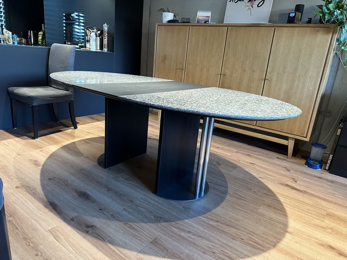 Tavoli: Granit Tisch ausziehbar oval Esstisch – Usato da Grossaffoltern venduto da Doemu14 1