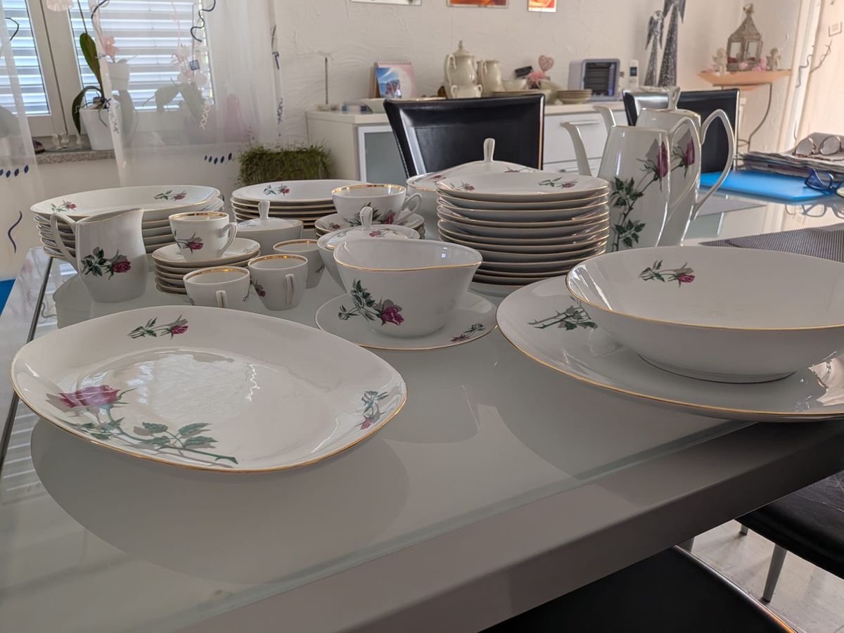 Services de table: Geschirrservice mit Rosen – D'occasion à Ebikon par M5P5G50 1