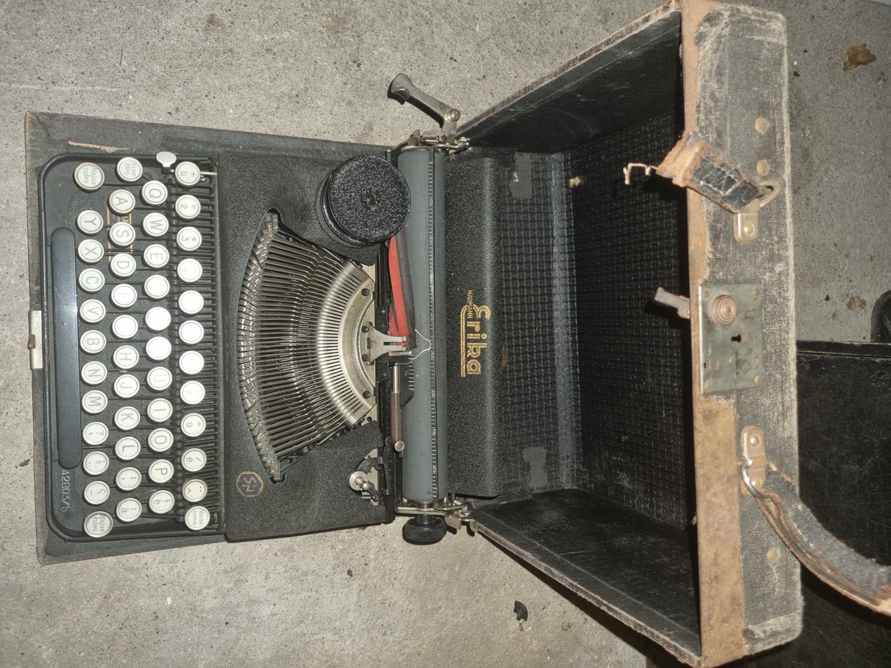 Schreibmaschinen: Machine à écrire Erika avec mallette, ancienne, à restaurer – Gebraucht aus Genève von kev_d8vl