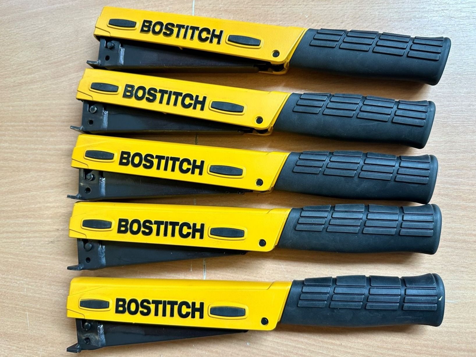 Bostitch Tutti gli attrezzi: Bostitch Hammertacker H30-8 mit Auflageplatte – Usato da Uetendorf venduto da Revotool 1