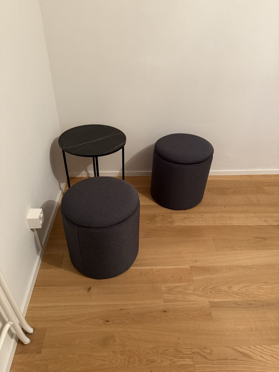 Hocker: Höcker mit kleinem Tisch – Gebraucht aus Weite von fabian.stoeber 1