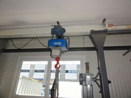 Elektrische Kettenzug mit Laufwerk und Schiene