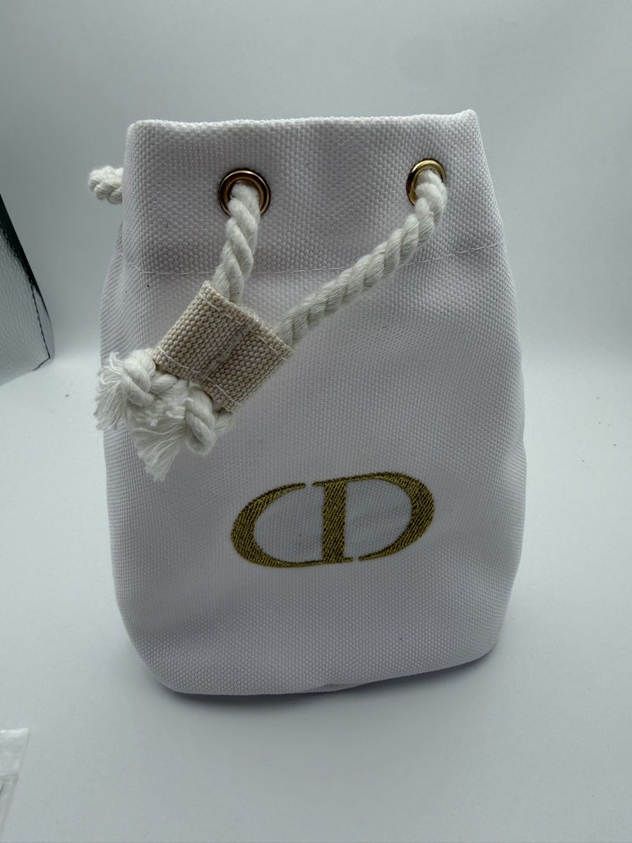 Sacs: Dior Pouch White Canvas Gold Logo Drawstring Bag GWP – Neuf (Voir description) à Chur par fsc.7wcp