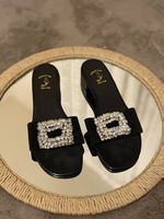 Schwarze Riemchensandalen mit Strassschnalle, Grösse 38