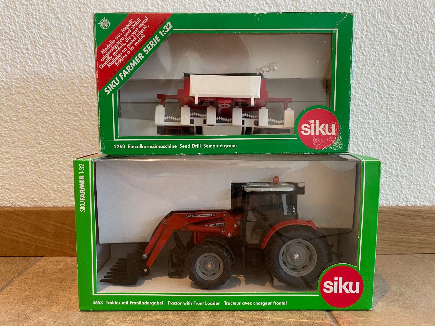 Massey Ferguson Trattori: SIKU Massey Ferguson mit Einzelkornsämaschine – Nuovo e nell'imballaggio originale da Kreuzlingen venduto da Stefan1150 5