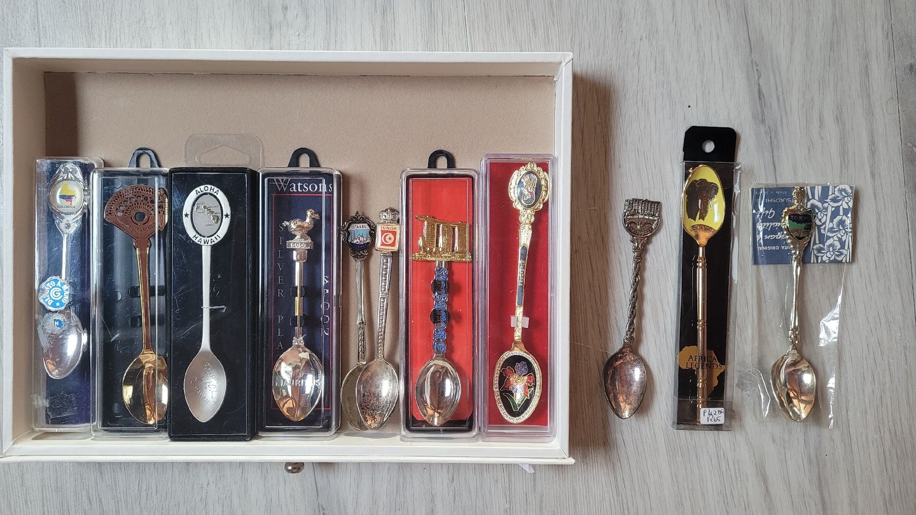 Cucchiai: Cuillères souvenirs diverses origines – Nuovo (secondo la descrizione) da Moudon venduto da elsa010